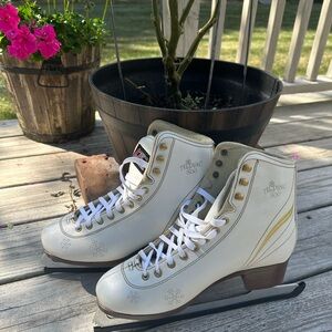 Lake Placid Alpine 800 Figure Ice Skates by Roller Derby Skating.
